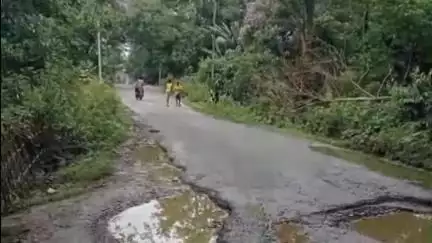 আমগুৰি: গেলেকী-হালোৱাটিং লাদৈগড় পথ নিৰ্মাণৰ দাবীত লোক নিৰ্মাণ বিভাগৰ কাৰ্যবাহী অভিযন্ত্ৰাক আট্ ছিকৰ স্মাৰক পত্ৰ,টিফুকত মত