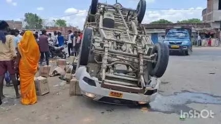 पांडू: बिश्रामपुर मोड़ के पास पिकअप वैन पलटी, चालक बाल-बाल बचा