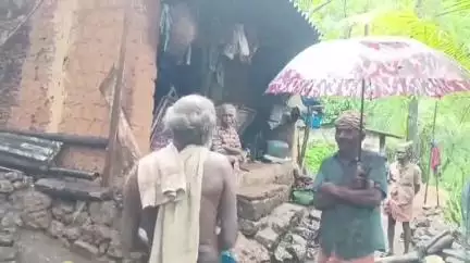 திருவட்டாறு: கோலோஞ்சிமடம் பழங்குடி கிராமத்தில் காட்டு யானை தாக்கியதில் மூன்று வீடுகள் சேதம் வனத்துறையினர் நேரில் விசாரணை