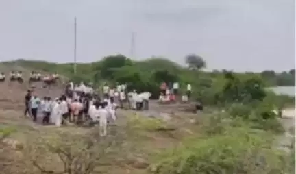 माण: पळशी येथे गाणगंगा नदीतून एक जण वाहून गेला, बुधवारी दुपारी २ वाजेपर्यंत शोध सुरुच होता