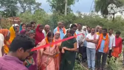 पदमा: मुखिया ललिता देवी की पहल से बिजलीकुदर गांव में बिजली बहाल, मुखिया ने फीता काटकर किया उद्घाटन