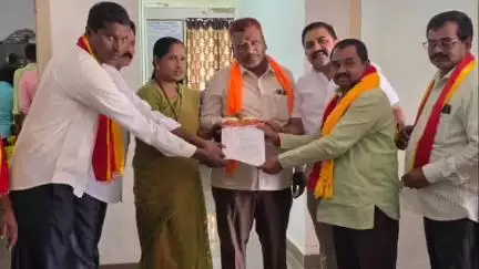 ಗಂಗಾವತಿ: ಸರ್ಕಾರದ ಮಲತಾಯಿ ದೋರಣೆಯಿಂದ  ನಗರದ ಮುಖ್ಯ ರಸ್ತೆಗಳು ಹಾಳು ದುರಸ್ತಿಗೆ ಕರವೇ ಕಾರ್ಯಕರ್ತರು ನಗರದಲ್ಲಿ ಒತ್ತಾಯ