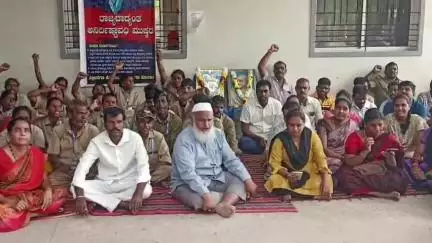 ಪಾವಗಡ: ಪುರಸಭೆ ಮುಂದೆ ಸಂಬಳ, ಹುದ್ದೆ ಭದ್ರತೆಗೆ ಪೌರ ಕಾರ್ಮಿಕರು ಅಧಿಕಾರಿಗಳಿಂದ ಮುಷ್ಕರ #localissue