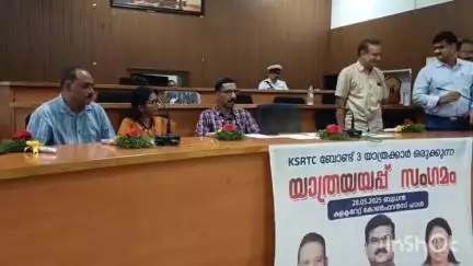 ഏറനാട്: വിരമിക്കുന്ന ജനപ്രിയ KSRTC കണ്ടക്ടർക്ക് കളക്ടറേറ്റിൽ ബസിലെ സ്ഥിരം യാത്രക്കാരുടെ യാത്രയയപ്പ്
