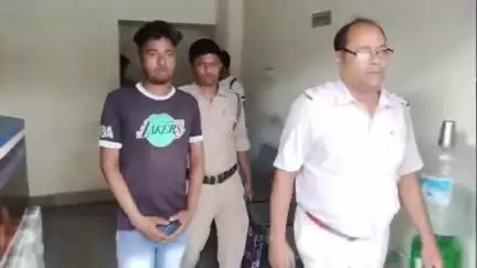 আউশগ্রাম ১: ৪০ লিটার চোলাই মদ সহ একজনকে গ্রেপ্তার করে ধৃতকে বর্ধমান আদালতে পাঠালো গুসকরা ফাঁড়ির পুলিশ