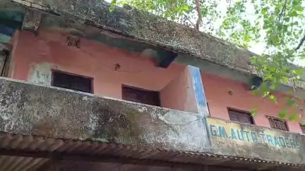 বলরামপুর: সংস্কারের অভাব, বলরামপুরে জরাজীর্ণ সরকারি বিল্ডিংয়ে জীবনের ঝুঁকি নিয়ে চলছে ব্যবসার কাজ #jansamasya