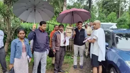 ವಿರಾಜಪೇಟೆ: ಸಿದ್ದಾಪುರದಲ್ಲಿ ಮರ ಬಿದ್ದು ಸಾವನ್ನಪ್ಪಿದ ಬೆಳ್ಳಿಯಪ್ಪ ಕುಟುಂಬಕ್ಕೆ ಕೊಡಗು ಜಿಲ್ಲಾಧಿಕಾರಿ ಪರಿಹಾರ ವಿತರಣೆ
