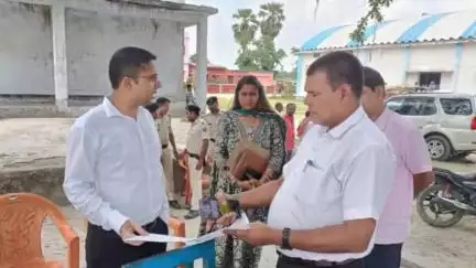 गरखा: अलोनी गांव के पास नए मंडल कारा के निर्माण को लेकर जिलाधिकारी ने भूमि का किया निरीक्षण