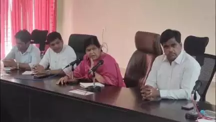 महू तहसील कार्यालय में उषा ठाकुर और एसडीएम राकेश परमार ने मानसून पूर्व कार्यों की समीक्षा बैठक की