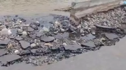 माण: माण तालुक्यातील अवकाळी पावसाने माणगंगा नदीला पूर आल्याने रस्ता गेला वाहून