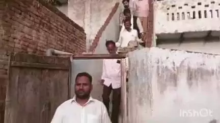 अनूपशहर: अनूपशहर में कुछ दिन पूर्व आंधी तूफान में हुई युवक की मौत के मामले में कांग्रेस का प्रतिनिधि मंडल मिला परिजनों से