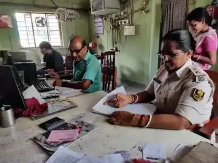 #कटिहार_पुलिस द्वारा बैंकिंग प्रतिष्ठानों /ATM में सुरक्षा-व्यवस्था सुनिश्चित करनें हेतू बैंकों की सुरक्षा जांच की जा रही है I

👉बैंक परिसर के अंदर एवं बाहर संदिग्ध पर निगरानी रखी जा रही है I
