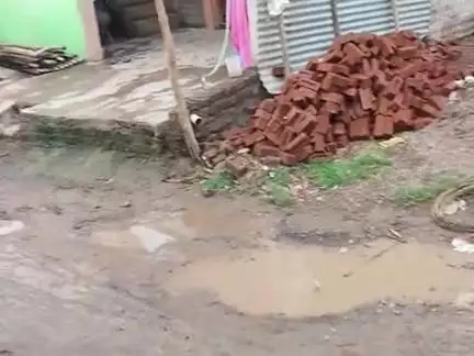 ग्राम पंचायत नंदखेड़ा में नाली नहीं होने के कारण बारिश का पानी बिच सड़क पर फेलते इससे गांव वालो को बहुत सारी तकलीफ हो रह