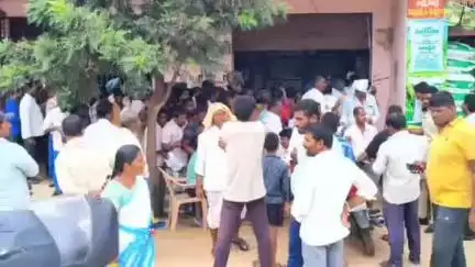 రామారెడ్డి: రామారెడ్డి ప్రాథమిక వ్యవసాయ సహకార సంఘం వద్ద జిలుగు విత్తనాల కోసం బారులు తీరిన రైతులు #localissue