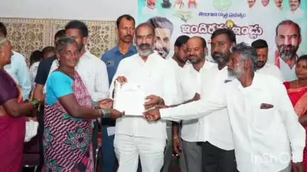 మేడిపల్లి: 397 మంది లబ్ధిదారులకు ఇందిరమ్మ ఇళ్లకు సంబంధించిన ప్రొసీడింగ్స్‌ను అందజేసిన కలెక్టర్ సత్య ప్రసాద్, ఎమ్మెల్యే ఆది శ్రీనివాస్