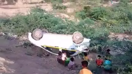 गाँव बास झरना में चार युबक नशे मैं गाड़ी ज़िन्ना के समीप खंडी मैं दे मारी। चारो युबक सही सलामत है युबक मैनपुरी के है।