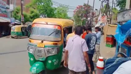 चकरनगर: चकरनगर चौराहे पर दर्जनों युवाओं ने छबील लगाकर दिनभर ठंडा शरबत बांटा, राहगीरों को दी राहत