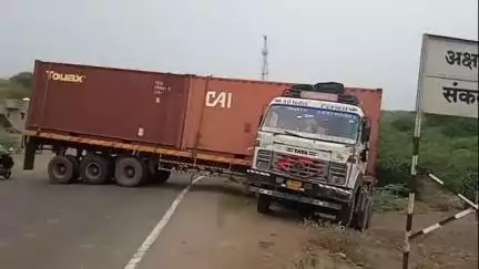 रावेर: अंजाळे गावाजवळ मोठे कंटेनर अनियंत्रित होत अपघात, सुदैवाने मोठी दुर्घटना टळली, अंजाळे जवळ कठडे उभारण्याची मागणी