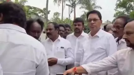 రావిలంక గోదావరిలో మృతి చెందిన బాలుర కుటుంబ సభ్యులను రాజోలు ప్రభుత్వాసుపత్రి వద్ద పరామర్శించిన ఎమ్మెల్యే దేవ
