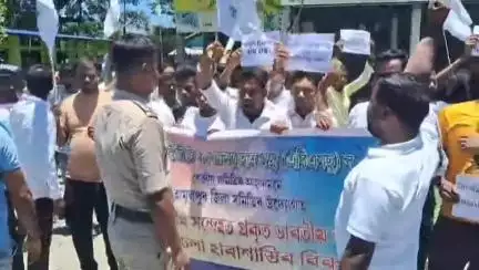 তামুলপুৰ: তামুলপুৰৰ দ্বাৰকুছিত অবৈধ বিদেশীৰ নামত ভাৰতীয়ক হাৰাশাস্তি কৰাৰ অভিযোগ তুলি এবিএমছুৰ বিক্ষোভ প্ৰদৰ্শন