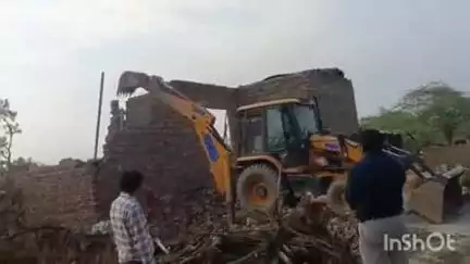 अलीगंज: पिपहरा में ढाका की जमीन पर अवैध निर्माण था, प्रशासन ने आज बुलडोजर से करवाया कब्जा मुक्त