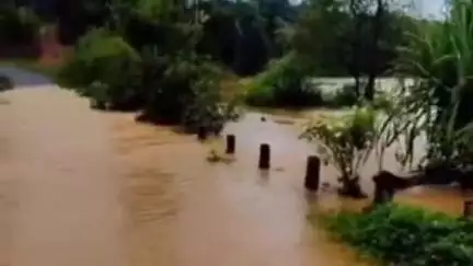 ಸಕಲೇಶಪುರ: ಸಕಲೇಶಪುರ ಭಾಗದಲ್ಲಿ ನಿರಂತರವಾಗಿ ಸುರಿಯುತ್ತಿರುವ ಮಳೆ, ಬಾಣಗೇರಿ ಗ್ರಾಮದ ಸೇತುವೆ ಜಲಾವೃತ