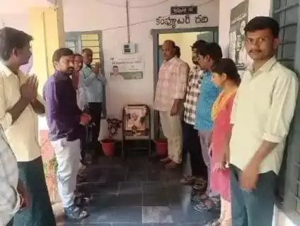 రోల్ల మండల తహసిల్దార్ కార్యాలయంలో అధికారికంగా ఎన్టీఆర్ పుట్టినరోజు వేడుకలు నిర్వహించారు.