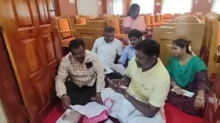பொன்னேரி: நகராட்சியில் மாதாந்திர கவுன்சிலர்கள் கூட்டத்தில் அதிமுக உறுப்பினர்கள் தரையில் அமர்ந்து தர்ணா போராட்டம்
