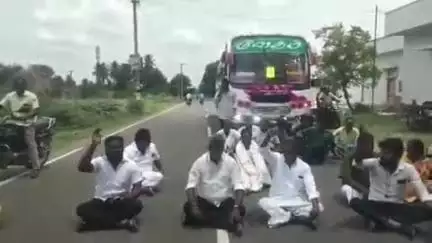 சேந்தமங்கலம்: தேவராயபுரத்தில் சாலை மறியல் போராட்டத்தில் ஈடுபட்ட விடுதலை சிறுத்தைகள் கட்சியினர்