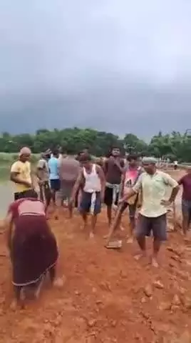 গড়বেতা ২: হুমগড়ে শিলাবতী নদীর উপরে ভেঙে যাওয়া রাস্তার কাজ শুরু হল