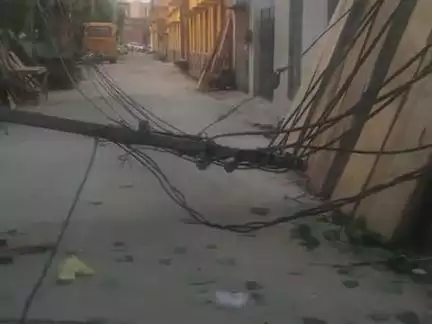 Ganaur me Durga School wali gali me bijli khamba gir gaya h.