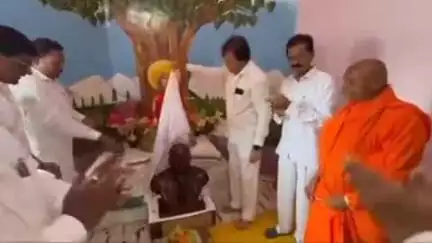 मलकापूर: धरणगाव येथे डॉ.बाबासाहेब आंबेडकर यांच्या पुतळ्याचे समतेचे निळे वादळ संघटनेचे अध्यक्ष अशांत वानखेडे यांच्या हस्ते अनावरण