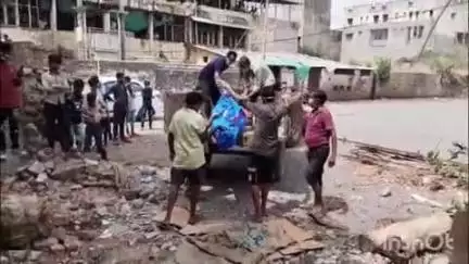 દાંતા: અંબાજી અંબિકા વિશ્રામ ગૃહ પાછળ એક વ્યક્તિની લાશ મળી,પોલીસ અને મંદિર ટ્રસ્ટના કર્મચારીઓ ઘટના સ્થળે પહોંચ્યા.