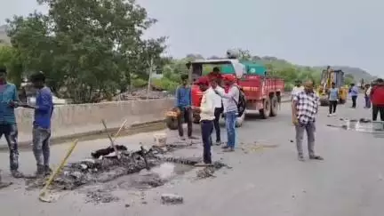 नवापूर: लोकशाही दिनात तक्रारीनंतर वाकीपाडा पुलाची राष्ट्रीय प्राधिकरण विभागाच्या अधिकाऱ्यांकडून पाहणी #Jansamasya