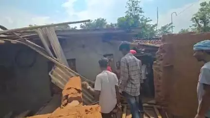 रनियां: कराकेल गांव में जंगली हाथियों ने तीन किसानों के मकान तोड़कर नुकसान पहुंचाया