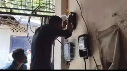 सोरांव: फाफामऊ क्षेत्र में बिजली विभाग ने की छापेमारी, पांच लोगों पर हुआ मुकदमा, ₹5 लाख की वसूली