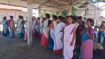 নাওবৈচা: হমৰা বাহগড়াত অৰুনোদয় আচনীৰ পৰখ বঞ্চিত শতাধিক মহিলাই সাব্যস্ত কৰে তীব্ৰ প্ৰতিবাদ