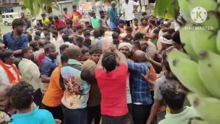 நாட்றாம்பள்ளி: சந்திரபுரம் பகுதியில் எருதுவிடும் திருவிழா 300க்கும் மேற்பட்ட காளைகள் கலந்துகொண்டு சீறிப்பாய்ந்து ஓடின