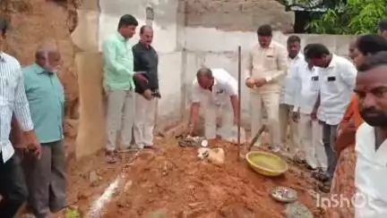 ఇల్లంతకుంట: లబ్దిదారులతో కలిసి ఇందిరమ్మ ఇండ్ల నిర్మాణానికి కాంగ్రెస్ నాయకులు భూమి పూజ..