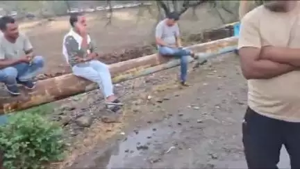 कनवास: दरा में तेज आंधी तूफान से कोटा-झालावाड़ मार्ग पर लगा संकेतक बोर्ड कार पर गिरा, कार हुई क्षतिग्रस्त