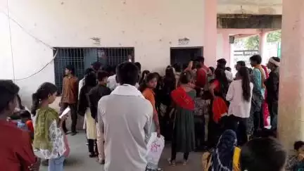 बरही: बरही नगर के आधार कार्ड सेंटर पर ग्रामीणों की उमड़ी भीड़, प्रशासन नहीं दे रहा ध्यान