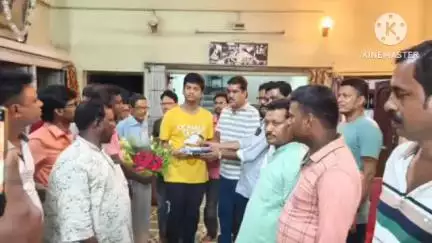 ডায়মন্ডহারবার ২: কলাগাছি সিবিএসসি পরীক্ষায় দশম ছাত্রের হাতে ফুল ও মিষ্টি দিয়ে সংবর্ধনা তৃণমূল কংগ্রেসের