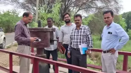 दरौली: दरौली व गुठनी प्रखंड के विभिन्न गांवों के तटबंधों का एसडीओ ने किया निरीक्षण, दिए कई निर्देश