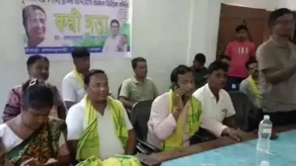 তুফানগঞ্জ ১: অন্দরনফুলবাড়ী বটতলা এলাকায় তৃনমূল যুব কংগ্রেসের তরফে আয়োজিত কর্মি বৈঠক,উপস্থিত জেলা সভাপতি( যুব তৃনমূল)