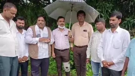 जुन्नर: येणेरे परिसरामध्ये आंबा पिकाचे मोठे नुकसान तहसीलदार व कृषी अधिकारी यांच्याकडून नुकसानीची पाहणी