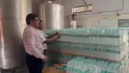 ग्रेटर नोएडा में पानी के 2 अवैध प्लांट पकड़े गए। एक प्लांट में 'बिल्सेरी' नाम की 6252 बोतलें सीज की गईं।
#noida #news
