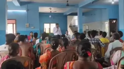 পুরাতন মালদা: জয় গোপাল গোস্বামী ভবনে আয়োজিত হল হাউস ফর অল উপভোক্তাদের নিয়ে বৈঠক উপস্থিত চেয়ারম্যান।