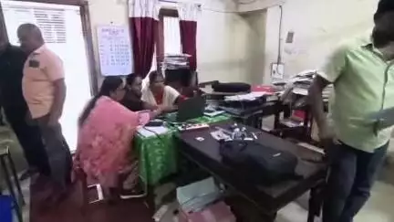 திருவட்டாறு: ஆற்றூர் பேரூராட்சி அலுவலகத்தில் லஞ்சம் வாங்கிய ஊழியர் கைது