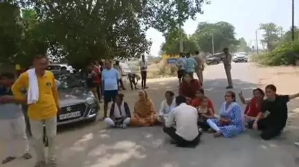 #लखनऊ

काकोरी मोड़ स्थित विद्युत उपकेन्द्र का घेराव कर नागरिक कर रहे प्रदर्शन,