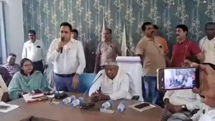 टुंडी : टुंडी विधायक मधुरा प्रसाद महतो ने प्रखंड सभागार में एक समीक्षात्मक बैठक कर सभी विभागों को दिए कई निर्देश